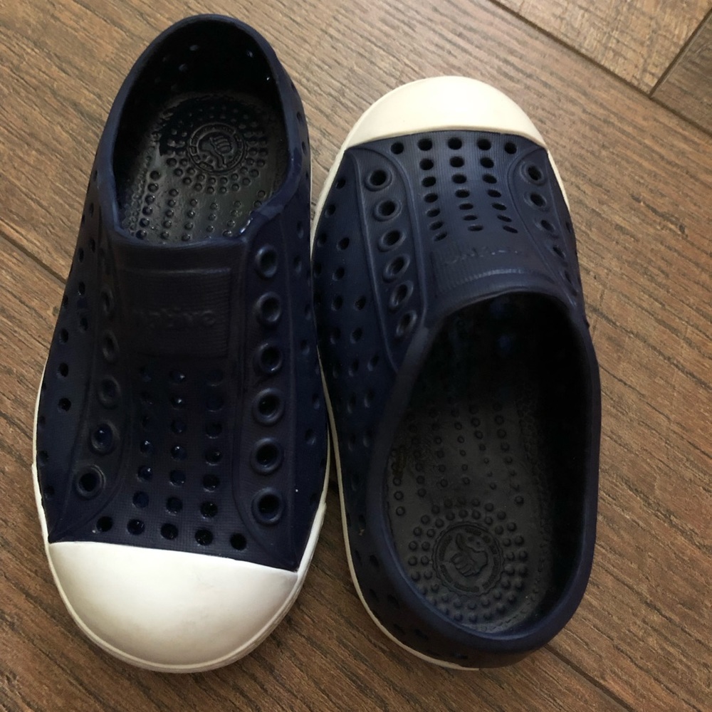 Native shoes size 7